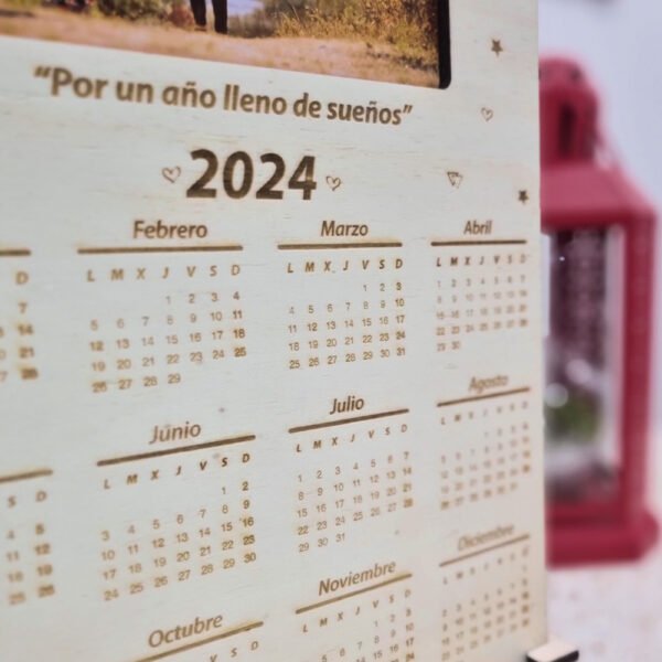 Calendario Madera 2024 detalle grabado madera