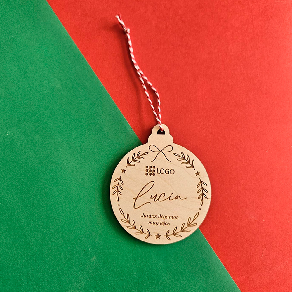 Marcasitio navideño de madera con guirnalda grabada, logo y nombre, con cordón blanco y rojo