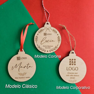 Tres bolas de Navidad de madera con logo de empresa: modelo clásico, corona y corporativo